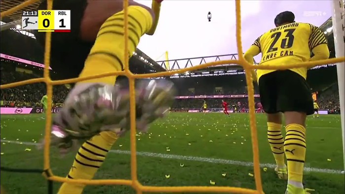 Cay cú vì đội nhà bị dẫn trước, sao trẻ Dortmund nổi cáu đạp thẳng máy quay của đài truyền hình - Ảnh 2.