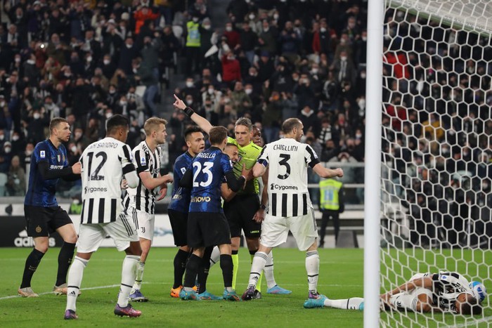 Trai đẹp De Ligt mắc sai lầm giúp Inter thắng nhọc Juve nhờ quả penalty đầy rẫy drama - Ảnh 6.