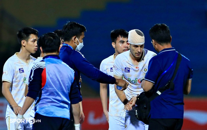 Ngoại binh Hà Nội FC chảy máu, Văn Quyết nhanh tay sơ cứu - Ảnh 4.
