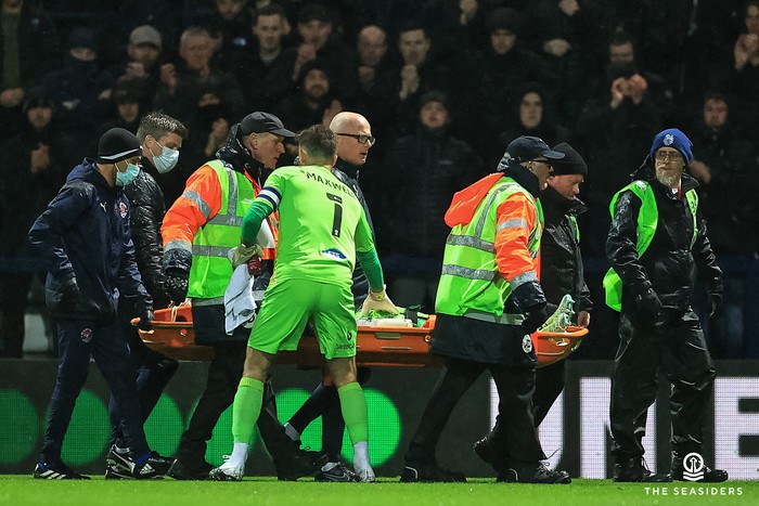 Cựu thủ môn Man City thở oxy, rời sân bằng cáng sau pha va chạm kinh hoàng - Ảnh 7.