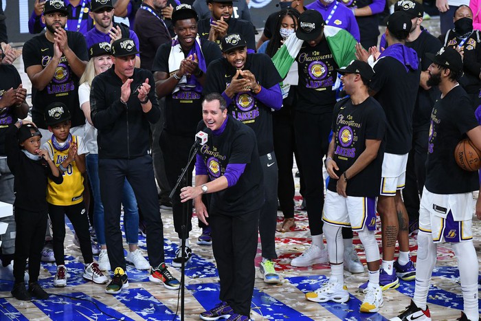 Los Angeles Lakers cân nhắc chia tay HLV Frank Vogel: Ai sẽ là người thay thế dẫn dắt LeBron James? - Ảnh 2.