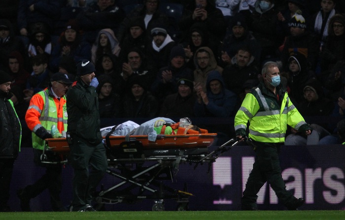 Cựu thủ môn Man City thở oxy, rời sân bằng cáng sau pha va chạm kinh hoàng - Ảnh 5.