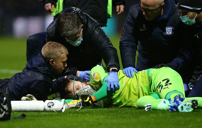 Cựu thủ môn Man City thở oxy, rời sân bằng cáng sau pha va chạm kinh hoàng - Ảnh 3.