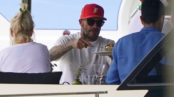 David Beckham thoải mái thư giãn trên du thuyền trị giá 150 tỷ trước ngày cưới của cậu cả Brooklyn với ái nữ nhà tỷ phú - Ảnh 3.