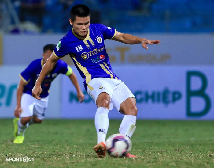 Trung vệ U23 Việt Nam phạm lỗi với Hùng Dũng trước ngày hội quân, Tuấn Hải lập công cho Hà Nội FC - Ảnh 7.