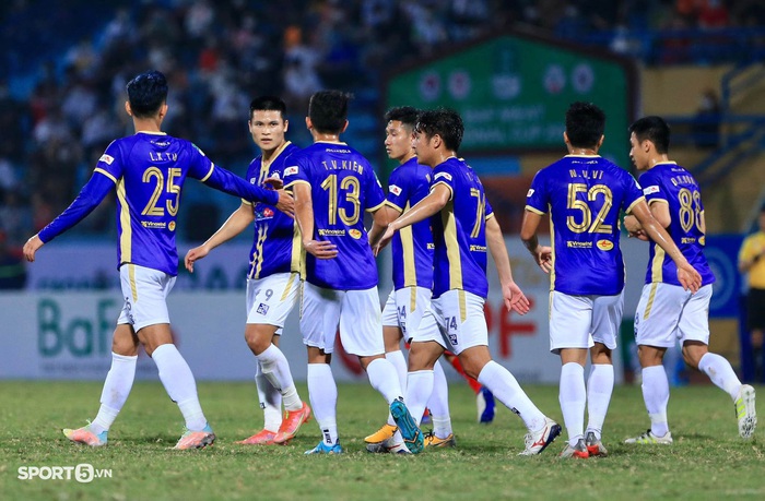 Trung vệ U23 Việt Nam phạm lỗi với Hùng Dũng trước ngày hội quân, Tuấn Hải lập công cho Hà Nội FC - Ảnh 8.