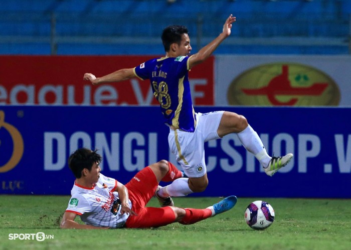 Trung vệ U23 Việt Nam phạm lỗi với Hùng Dũng trước ngày hội quân, Tuấn Hải lập công cho Hà Nội FC - Ảnh 2.