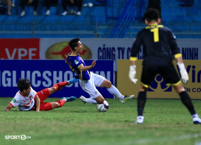 Trung vệ U23 Việt Nam phạm lỗi với Hùng Dũng trước ngày hội quân, Tuấn Hải lập công cho Hà Nội FC - Ảnh 1.