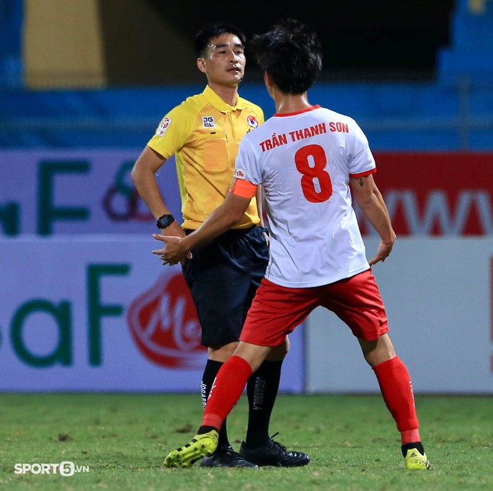 Trung vệ U23 Việt Nam phạm lỗi với Hùng Dũng trước ngày hội quân, Tuấn Hải lập công cho Hà Nội FC - Ảnh 4.