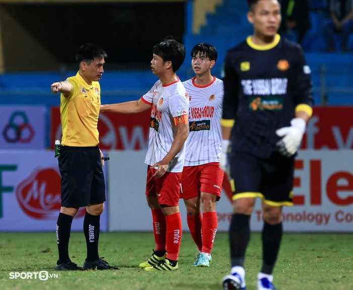 Trung vệ U23 Việt Nam phạm lỗi với Hùng Dũng trước ngày hội quân, Tuấn Hải lập công cho Hà Nội FC - Ảnh 3.