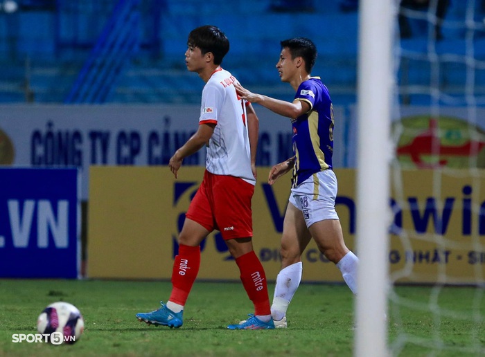Trung vệ U23 Việt Nam phạm lỗi với Hùng Dũng trước ngày hội quân, Tuấn Hải lập công cho Hà Nội FC - Ảnh 6.
