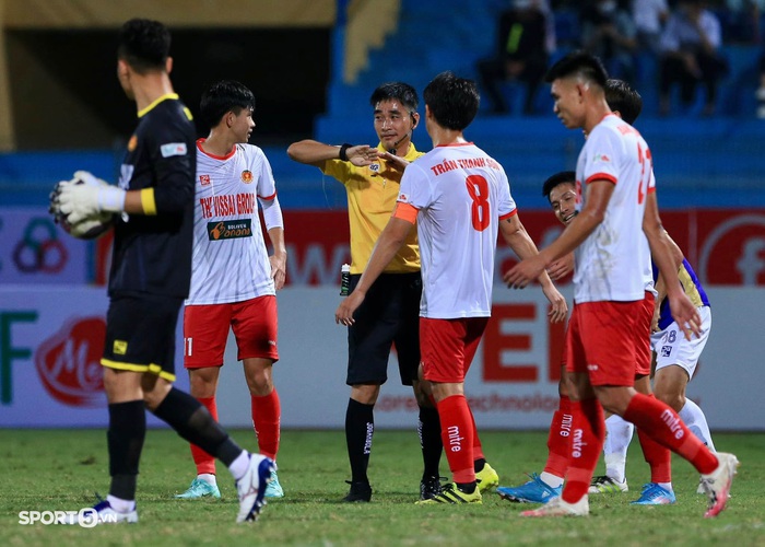 Trung vệ U23 Việt Nam phạm lỗi với Hùng Dũng trước ngày hội quân, Tuấn Hải lập công cho Hà Nội FC - Ảnh 5.