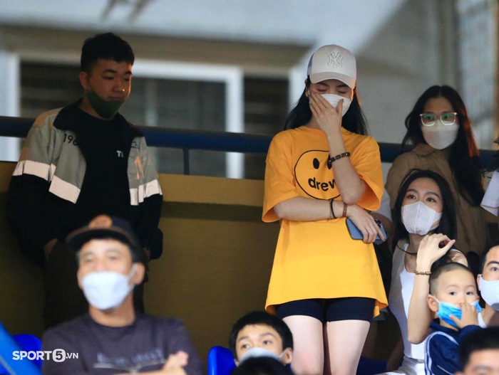 Bạn gái bật khóc trên khán đài khi Quang Hải nói lời tạm biệt Hà Nội FC - Ảnh 5.