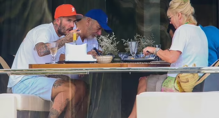 David Beckham thoải mái thư giãn trên du thuyền trị giá 150 tỷ trước ngày cưới của cậu cả Brooklyn với ái nữ nhà tỷ phú - Ảnh 2.