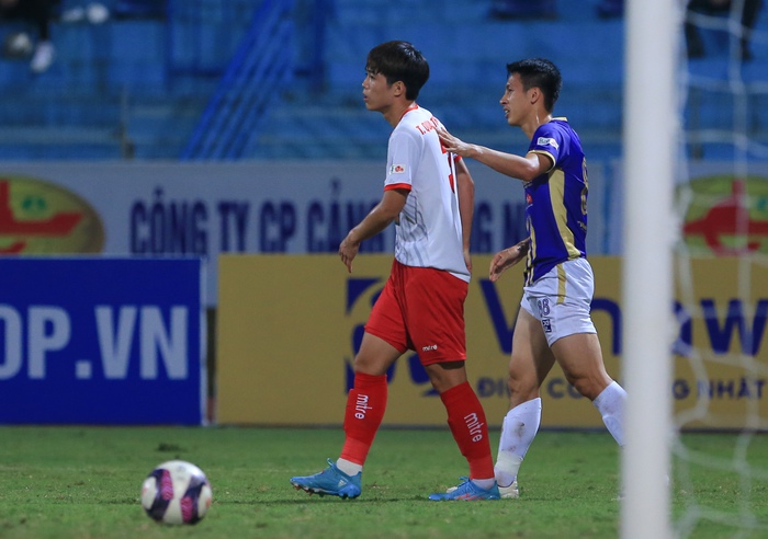 Đêm ác mộng của trung vệ U23 Việt Nam khi đối mặt Hà Nội FC - Ảnh 3.