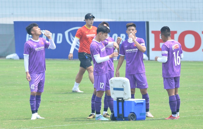 HLV Park Hang-seo đá chân Văn Toản, U23 Việt Nam tập với 6 cầu thủ  - Ảnh 1.