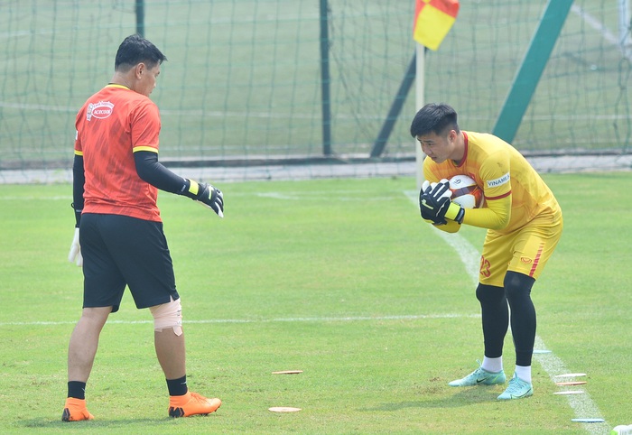 HLV Park Hang-seo đá chân Văn Toản, U23 Việt Nam tập với 6 cầu thủ  - Ảnh 3.