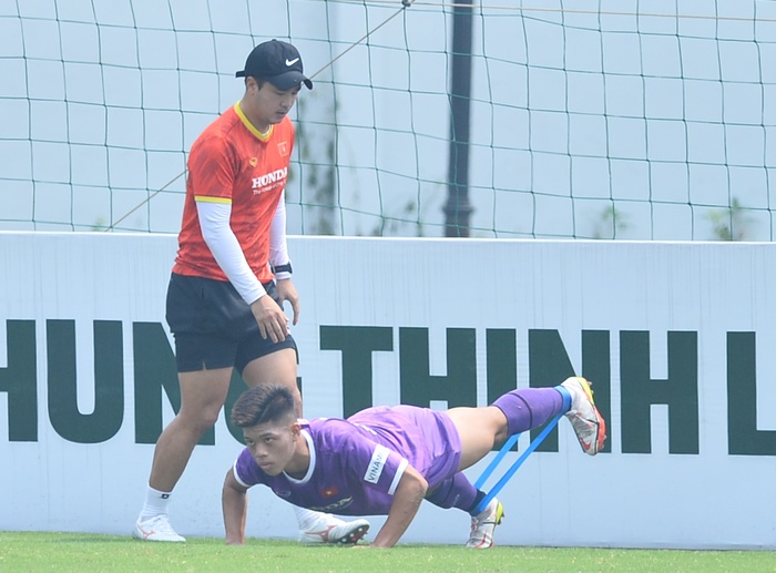 HLV Park Hang-seo đá chân Văn Toản, U23 Việt Nam tập với 6 cầu thủ  - Ảnh 6.