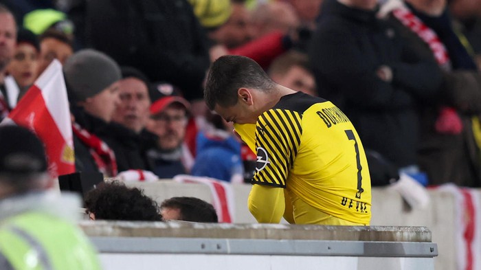 Sao trẻ Dortmund khóc mếu khi rời sân ngay phút thứ 2 vì chấn thương - Ảnh 3.
