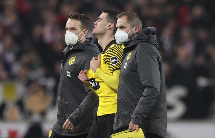 Sao trẻ Dortmund khóc mếu khi rời sân ngay phút thứ 2 vì chấn thương - Ảnh 4.