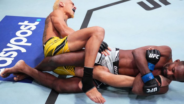 Em trai của nhà vô địch UFC đưa đối thủ vào bẫy, tung đòn thế bất ngờ - Ảnh 2.