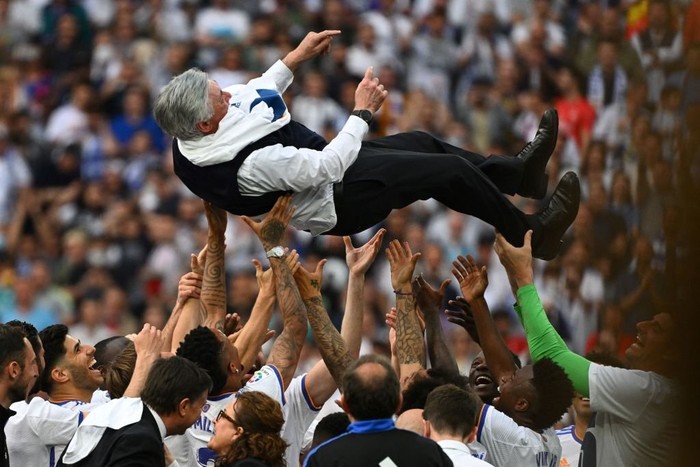 Màn ăn mừng hoành tráng của Real Madrid trong ngày đăng quang La Liga - Ảnh 4.