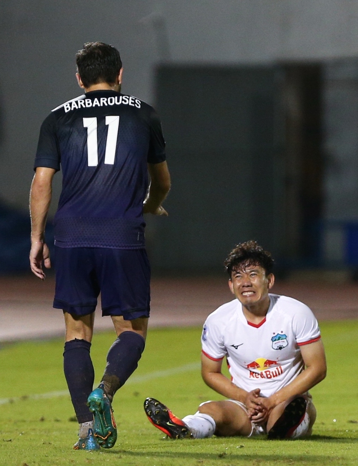 Minh Vương đau đớn nằm sân, Kim Dong-su lao vào giành công bằng cho đồng đội - Ảnh 1.