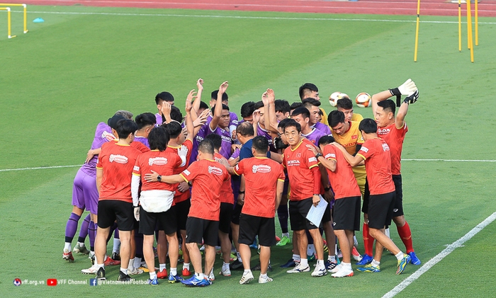 HLV Park Hang-seo trực tiếp thị phạm cho thủ môn U23 Việt Nam trong buổi tập đầu tại Phú Thọ - Ảnh 2.
