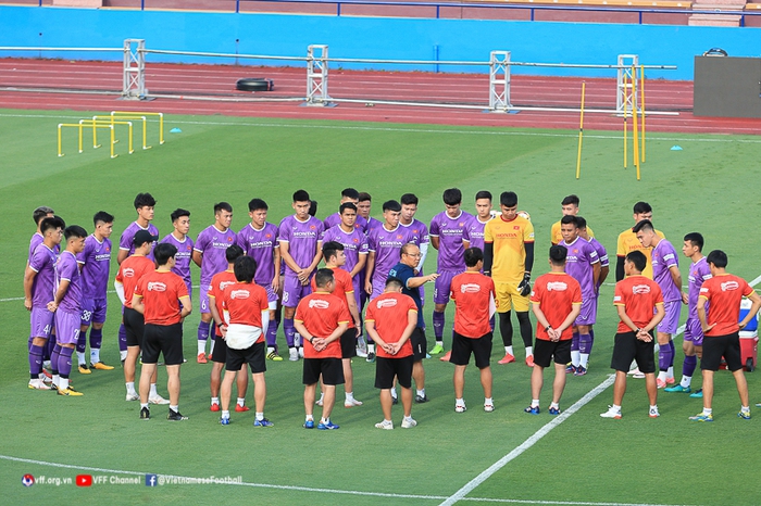 HLV Park Hang-seo trực tiếp thị phạm cho thủ môn U23 Việt Nam trong buổi tập đầu tại Phú Thọ - Ảnh 1.