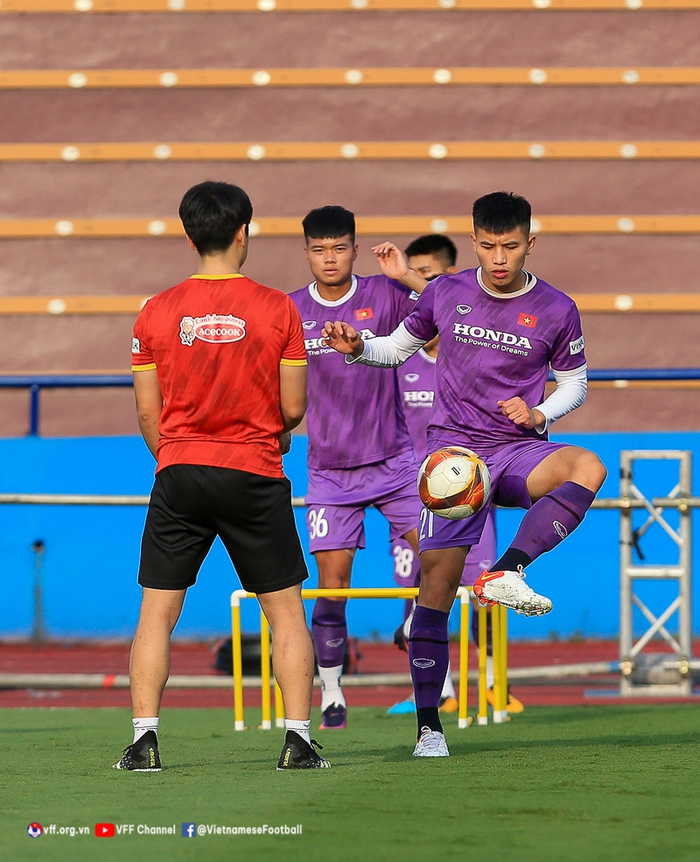 HLV Park Hang-seo trực tiếp thị phạm cho thủ môn U23 Việt Nam trong buổi tập đầu tại Phú Thọ - Ảnh 5.