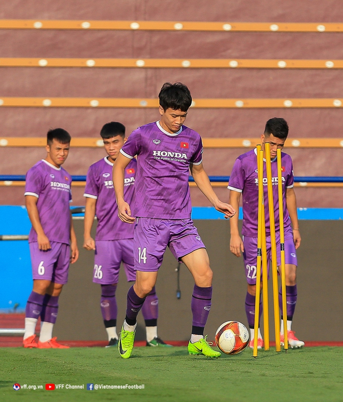 HLV Park Hang-seo trực tiếp thị phạm cho thủ môn U23 Việt Nam trong buổi tập đầu tại Phú Thọ - Ảnh 6.