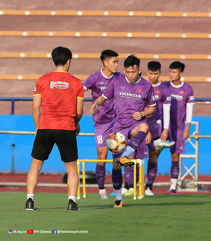 HLV Park Hang-seo trực tiếp thị phạm cho thủ môn U23 Việt Nam trong buổi tập đầu tại Phú Thọ - Ảnh 7.