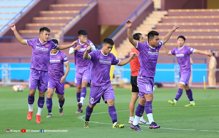 HLV Park Hang-seo trực tiếp thị phạm cho thủ môn U23 Việt Nam trong buổi tập đầu tại Phú Thọ - Ảnh 9.