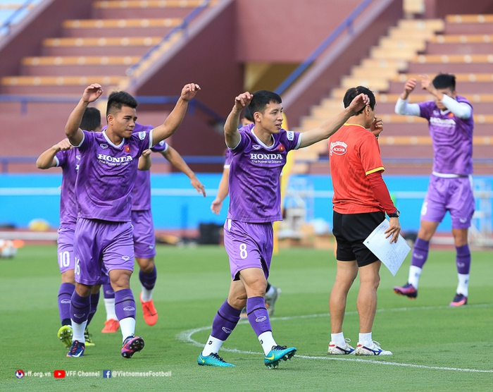 HLV Park Hang-seo trực tiếp thị phạm cho thủ môn U23 Việt Nam trong buổi tập đầu tại Phú Thọ - Ảnh 8.