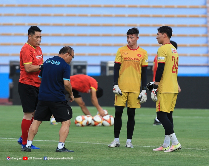 HLV Park Hang-seo trực tiếp thị phạm cho thủ môn U23 Việt Nam trong buổi tập đầu tại Phú Thọ - Ảnh 3.