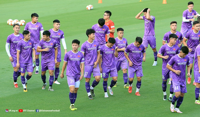 HLV Park Hang-seo trực tiếp thị phạm cho thủ môn U23 Việt Nam trong buổi tập đầu tại Phú Thọ - Ảnh 10.