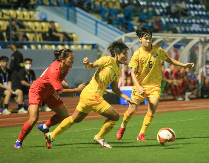 Thắng đậm Singapore, tuyển nữ Thái Lan ra quân suôn sẻ ở SEA Games 31 - Ảnh 4.