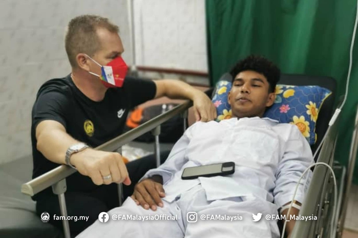 Cầu thủ U23 Malaysia chấn thương đầu, phải theo dõi 7 ngày sau va chạm nguy hiểm - Ảnh 1.
