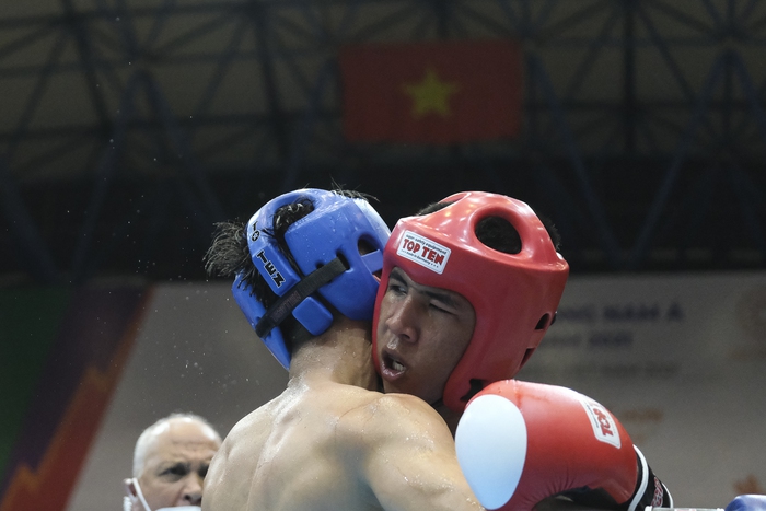 Taekwondo god Nguyen Quang Huy beats Cambodian boxer - photo 11.