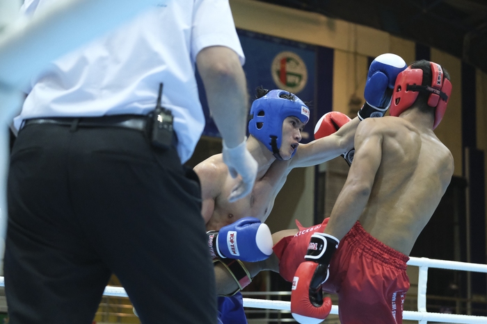 Men's Taekwondo god Nguyen Quang Huy beats Cambodian boxer - photo 13.