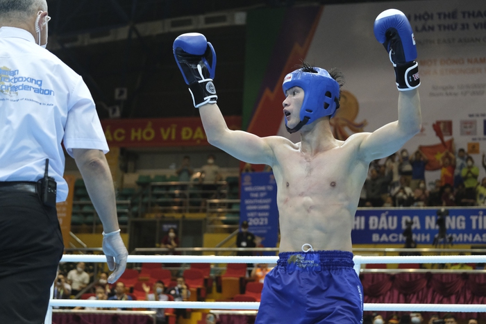Taekwondo god Nguyen Quang Huy beats Cambodian boxer - photo 14.
