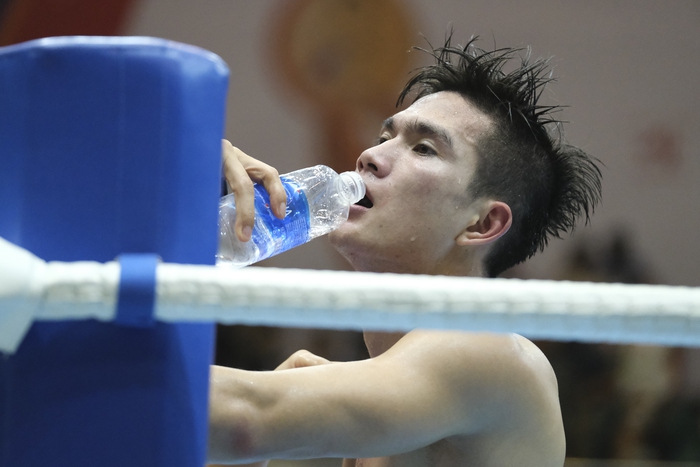 Men's Taekwondo god Nguyen Quang Huy beats Cambodian boxer - photo 16.