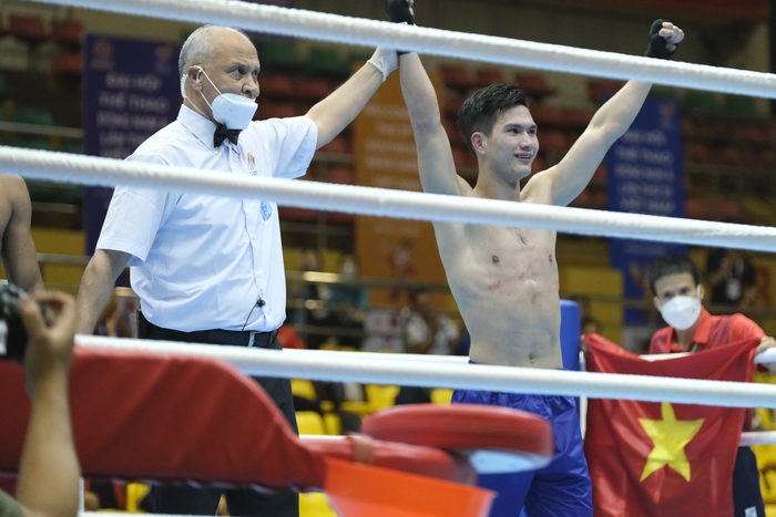 Men's Taekwondo god Nguyen Quang Huy beats Cambodian boxer - photo 15.