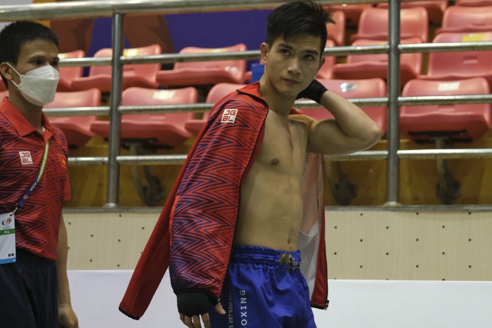 Taekwondo god Nguyen Quang Huy beats Cambodian boxer - Photo 1.