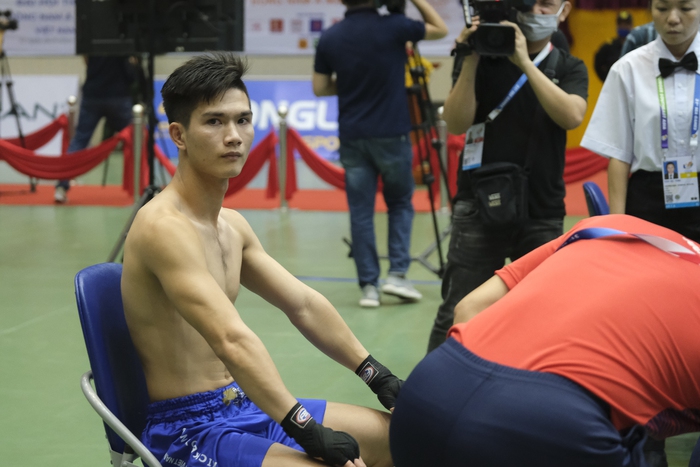 Men's Taekwondo god Nguyen Quang Huy beats Cambodian boxer - Photo 5.