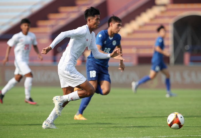 HLV Park Hang-seo đứng suốt trận xem U23 Myanmar thắng ngược U23 Philippines - Ảnh 5.