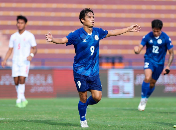 HLV Park Hang-seo đứng suốt trận xem U23 Myanmar thắng ngược U23 Philippines - Ảnh 7.