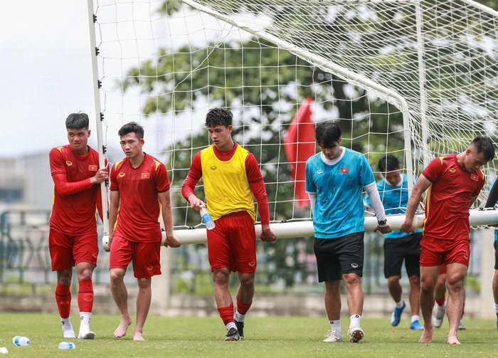 Tiền đạo U23 Việt Nam nhăn mặt, thở dốc sau buổi tập nặng dưới nắng gắt - Ảnh 9.