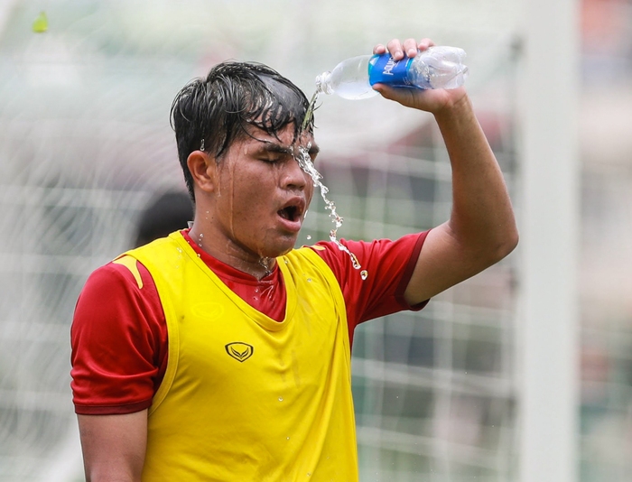 Tiền đạo U23 Việt Nam nhăn mặt, thở dốc sau buổi tập nặng dưới nắng gắt - Ảnh 6.