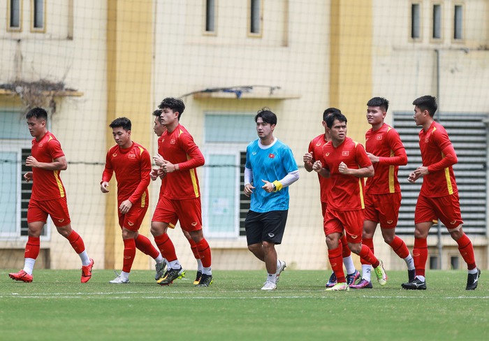 Tiền đạo U23 Việt Nam nhăn mặt, thở dốc sau buổi tập nặng dưới nắng gắt - Ảnh 1.